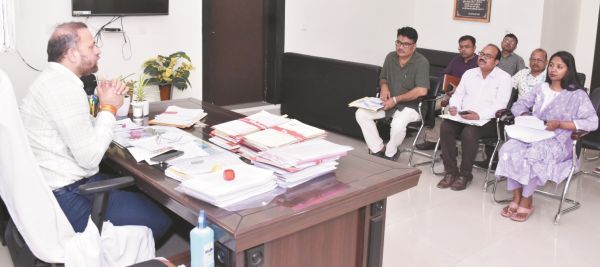 कलेक्टर ने अफसरों की ली बैठक