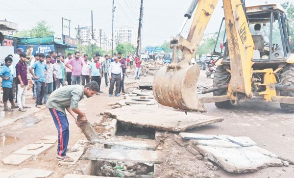 नालियों के ऊपर से अवैध कब्जा हटाने की कार्रवाई जारी
