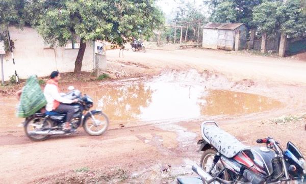बोंदा गांव में सडक़ पर जलभराव से ग्रामीण परेशान 