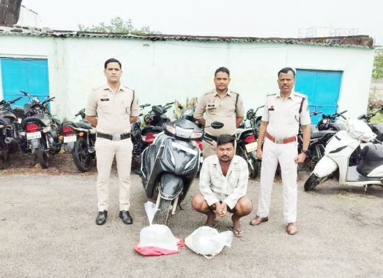 बिना नंबर स्कूटी से शराब  तस्करी, नाकेबंदी में  आरोपी को दबोचा