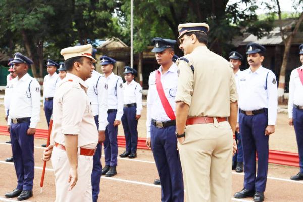 आईजी ने किया जिला पुलिस रायगढ़ का  वार्षिक निरीक्षण, परेड की ली सलामी