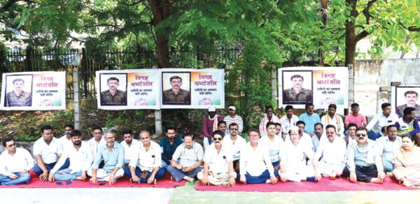शहीदों को अपनी-अपनी श्रद्धांजलि कांग्रेस ने दिया मौन धरना