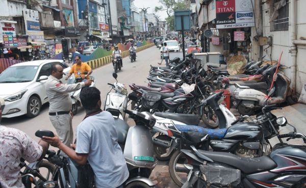 पुलिस की अवैध पार्किंग ...