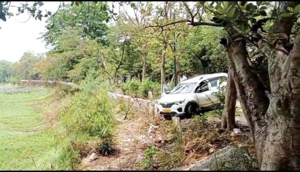 अनियंत्रित कार डिवाइडर से टकराई