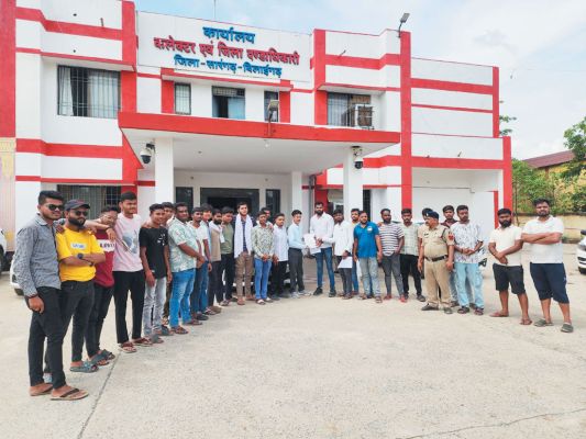 एनएसयूआई ने कलेक्टर को सौंपा ज्ञापन