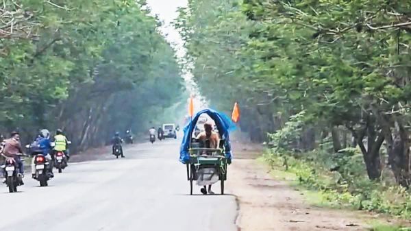 लकवाग्रस्त पिता को ठेले पर लिटा रामलला दर्शन के लिए निकला बेटा, 800 किमी का सफर पूरा