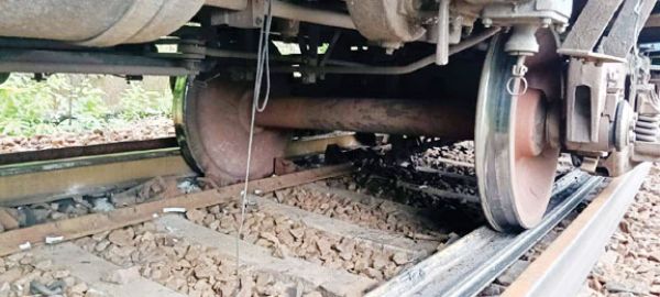 मालगाड़ी के 37 डिब्बे बेपटरी