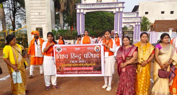 दुर्गावाहिनी के सशस्त्र पंथ संचलन का फूलों से स्वागत