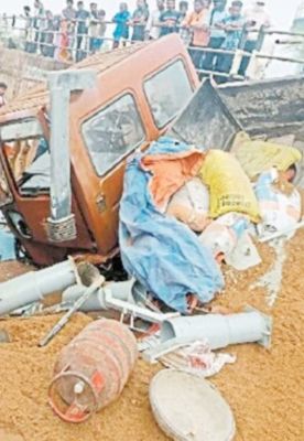 नलकूप उपकरण से भरा वाहन भेडऩी पुल की रेलिंग को तोड़ते गिरा
