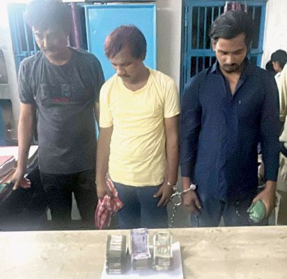 राशन दुकान से दो लाख चुराने वाले 4 गिरफ्तार एक नाबालिग भी