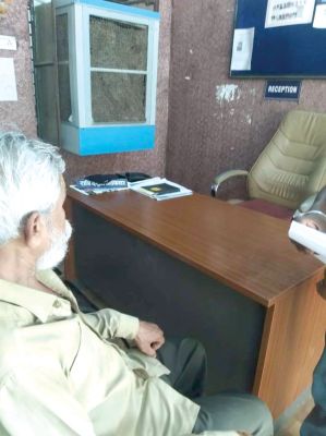 ई-रिक्शा के बैटरी पार, पुलिस बोली घर के बाहर क्यों खड़ा करते हो