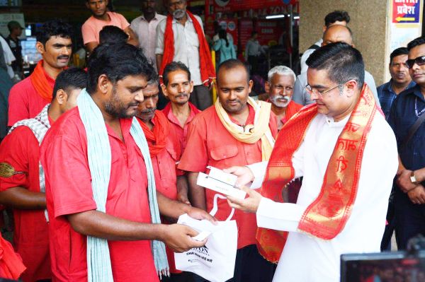 कुलियों ने बताई समस्या तो आधे घंटे के भीतर विधायक रिकेश ने कर दिया समाधान