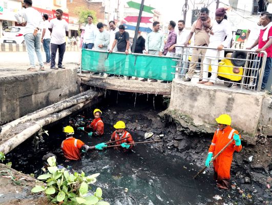 नालों की सफाई, 2 वैक्यूम मशीन से खींचा 25 ट्रिप सीवरेज का पानी