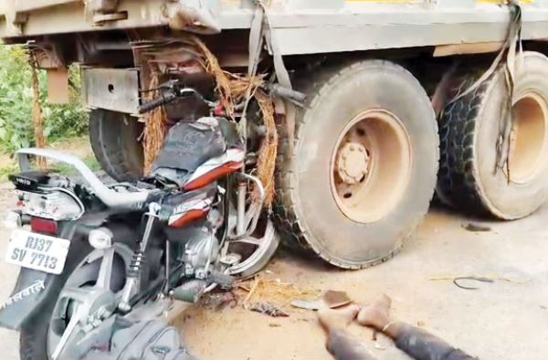  राजस्थान से लौटे युवक की खड़ी ट्रक से टकराई बाइक, मौत