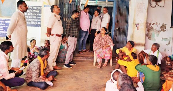 बैंक में किसानों की भीड़ देख माकड़ी में रुकी विधायक लता उसेंडी
