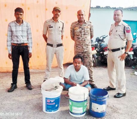अवैध महुआ शराब जब्त भारी मात्रा में महुआ पास का नष्टीकरण