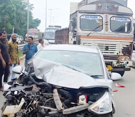 रिवर्स ट्रक की चपेट में कार, बाल-बाल बचे सवार