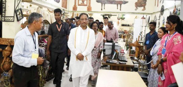 सीएम ने की शबरी एंपोरियम में बेलमेटल कलाकृतियों की सराहना