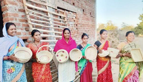 समूह की 100 महिलाएं मिलकर के छिंद और कांसा से बना रही हैं सुन्दर और आकर्षक टोकरी