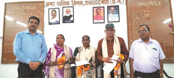 निगम के 5 कर्मचारी सेवानिवृत्त, दी विदाई