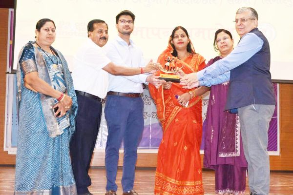 युवाओं क़ो कॅरियर मार्गदर्शन : सुशासन तिहार समर कैम्प के प्रतिभागियों को पुरस्कार