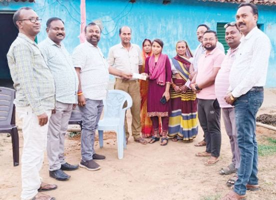  पालिकाध्यक्ष की पहल: गरीब परिवार की बेटियों की शादी के लिए 5100 की आर्थिक मदद