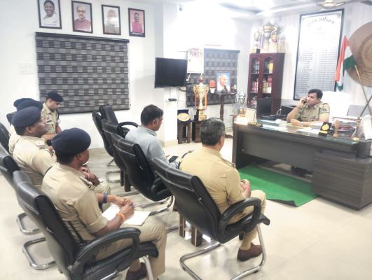 अपराधियों पर शिकंजा कसने एसपी ने ली बैठक