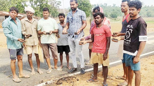 माह भर में सडक़ उखडऩे लगी, ग्रामीणों ने की दोषियों पर कार्रवाई की मांग