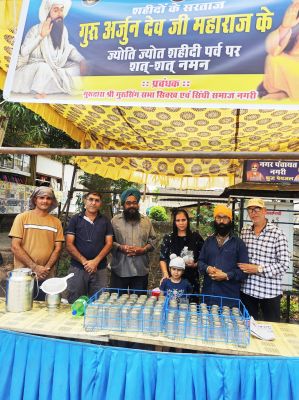 गुरु अर्जन देव का शहीदी दिवस मनाया, लस्सी बांटे