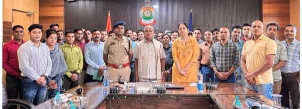 सेवानिवृत्त होने पर पुलिस परिवार ने दी विदाई