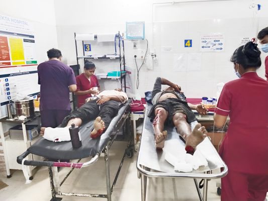 हाइवा ने बाइक को मारी टक्कर, 2 युवक घायल