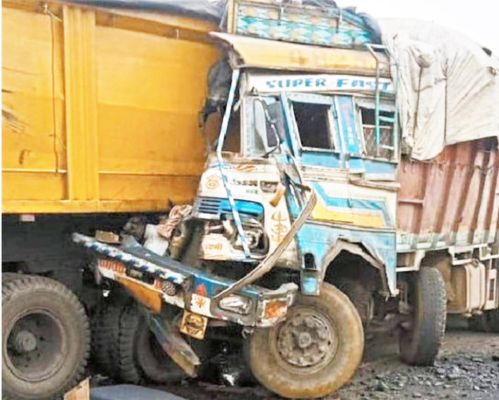 कोयले से लदा मालवाहक ट्रेलर से टकराया, चालक की मौत, एक घायल
