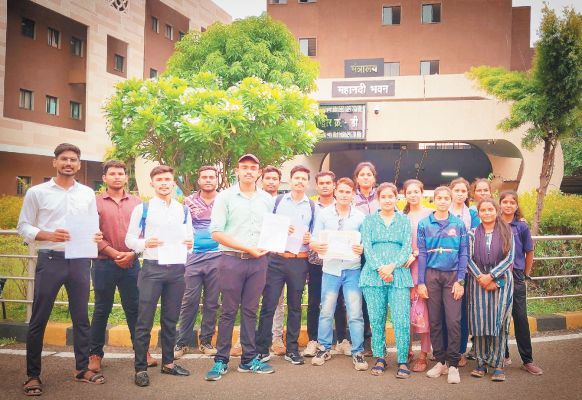बीपीई को बीपीएड-डीपीएड के साथ व्यायाम शिक्षक भर्ती में मान्यता के लिए विद्यार्थियों ने सौंपा ज्ञापन