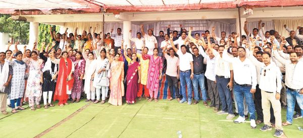 तीन सूत्रीय मांगों पर शिक्षकों का धरना-प्रदर्शन