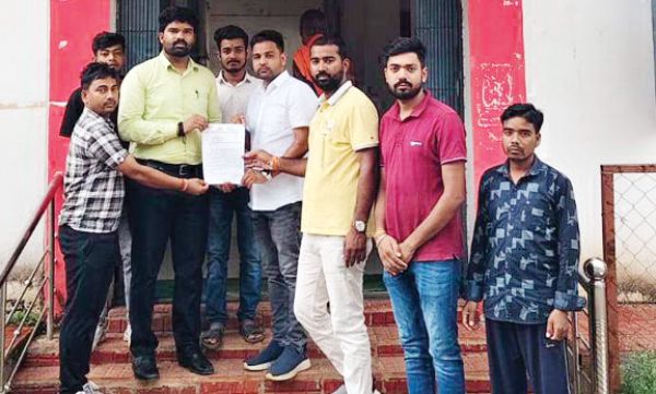 घटिया सडक़ निर्माण का आरोप, कांग्रेस ने सौंपा ज्ञापन