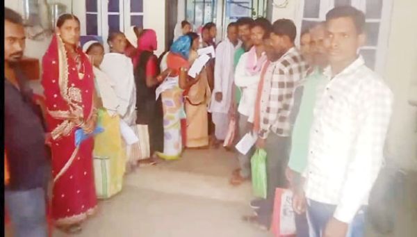 प्रतापपुर के बैंक में खाता खोलने में दिक्कत, ग्रामीण खफा