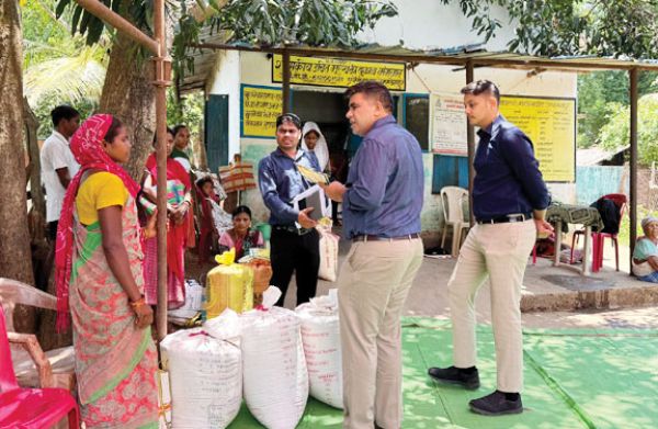 चावल उत्सव में नागरिकों से कलेक्टर का संवाद