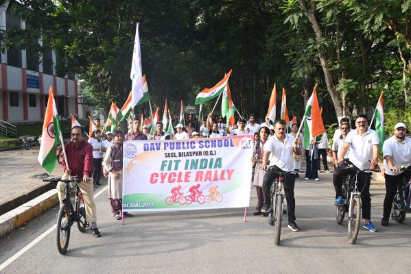 फिट इंडिया साइकिल रैली का भव्य आयोजन : फिटनेस और देशभक्ति का संदेश लेकर निकले 300 से अधिक प्रतिभागी
