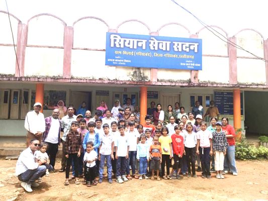 समर कैंप में बच्चों ने सीखी रचनात्मकता संग सेवा की भावना, पौधारोपण कर समापन