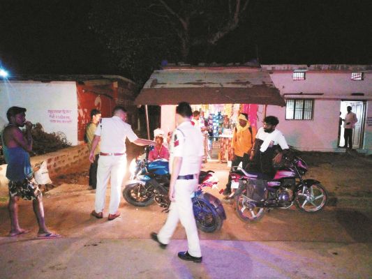  मनचलों व अनावश्यक घूमने वालों से की जा रही पूछताछ