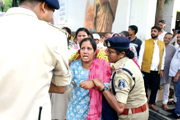 डीएड शिक्षक एकात्म परिसर घेराव करने पहुंचे