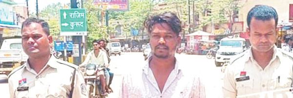 पैसे को लेकर विवाद, दो युवकों को चाकू मारा