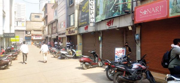 19 दुकानों में निगम का ताला, पंडरी कपड़ा मार्केट बंद