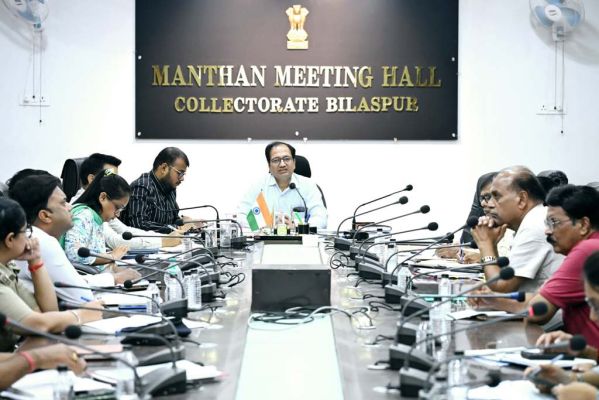 कलेक्टर की दो टूक – किसानों का पंजीयन बढ़ाओ, पेड़ लगाओ, काम में तेजी लाओ