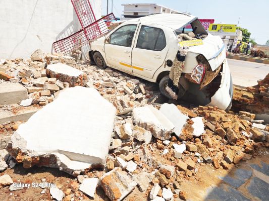 तेज रफ्तार ट्रेलर ने कार को टक्कर मारते हुए घर में घुसा, कार क्षतिग्रस्त, घर की दीवार गिरी