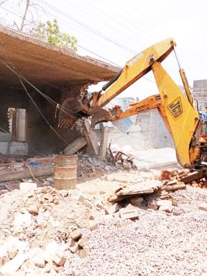 स्मृति नगर में जल संसाधन विभाग के भूखंड से अतिक्रमण हटाया