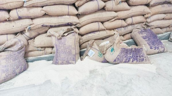 घटिया चावल बंटने की शिकायत, जांच