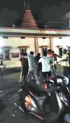 तीन पुलिस कर्मियों को असामाजिक तत्वों ने दौड़ा-दौड़ाकर पीटा