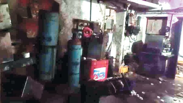 बर्फ फैक्ट्री में सिलेंडर ब्लास्ट, एक की मौत, एक जख्मी