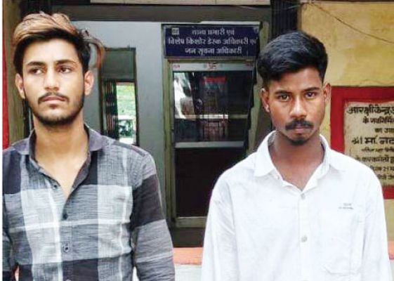 महिला का पर्स लूटने वाले तीन गिरफ्तार, एक नाबालिग भी
